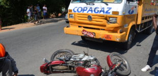 Acidente entre moto e caminhão mata motociclista e carona