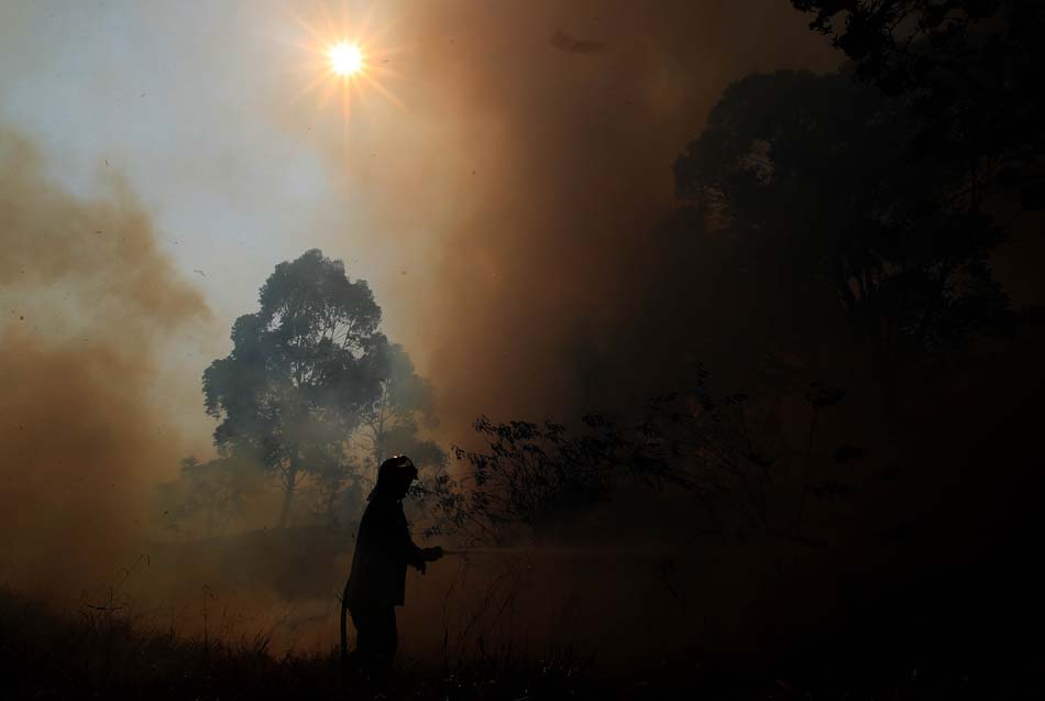 No interior paulista, com a ausência de chuvas, incêndios são constantes nas áreas próximas às rodovias. Sorocaba, 16/09/2010. Foto: Epitácio Pessoa/AE