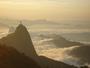 Rio amanhece coberto por nevoeiro